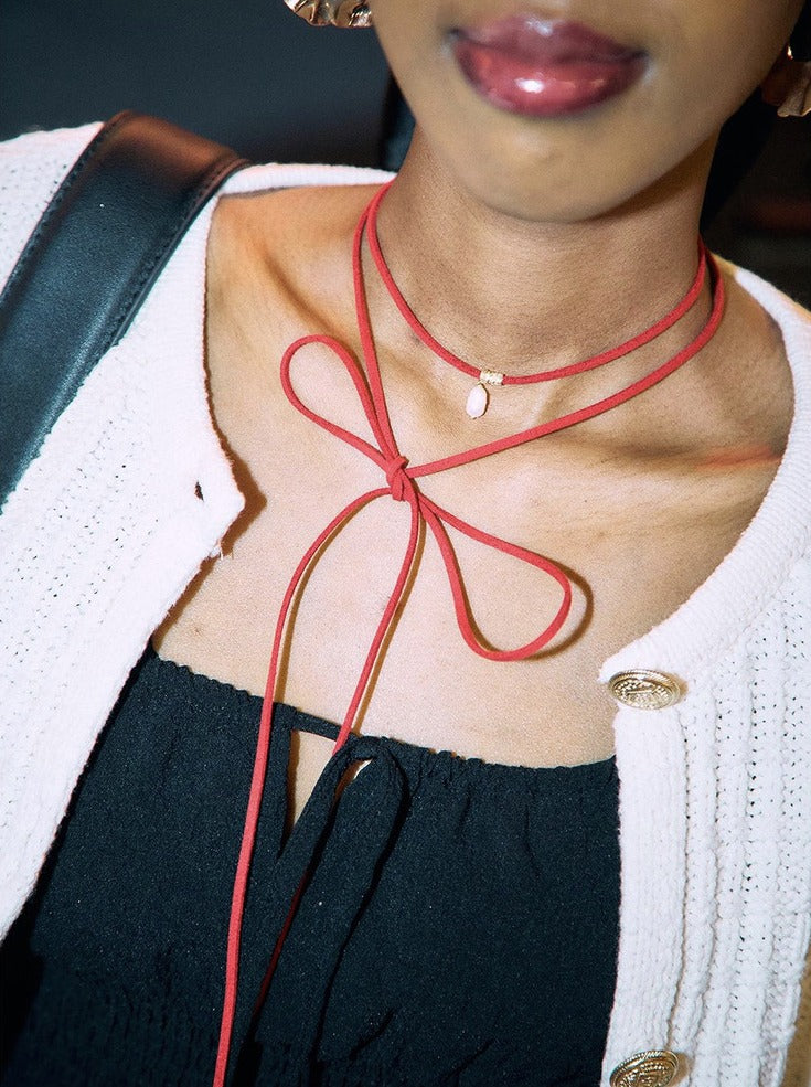 Collana Liquirizia rossa indossata con fiocco