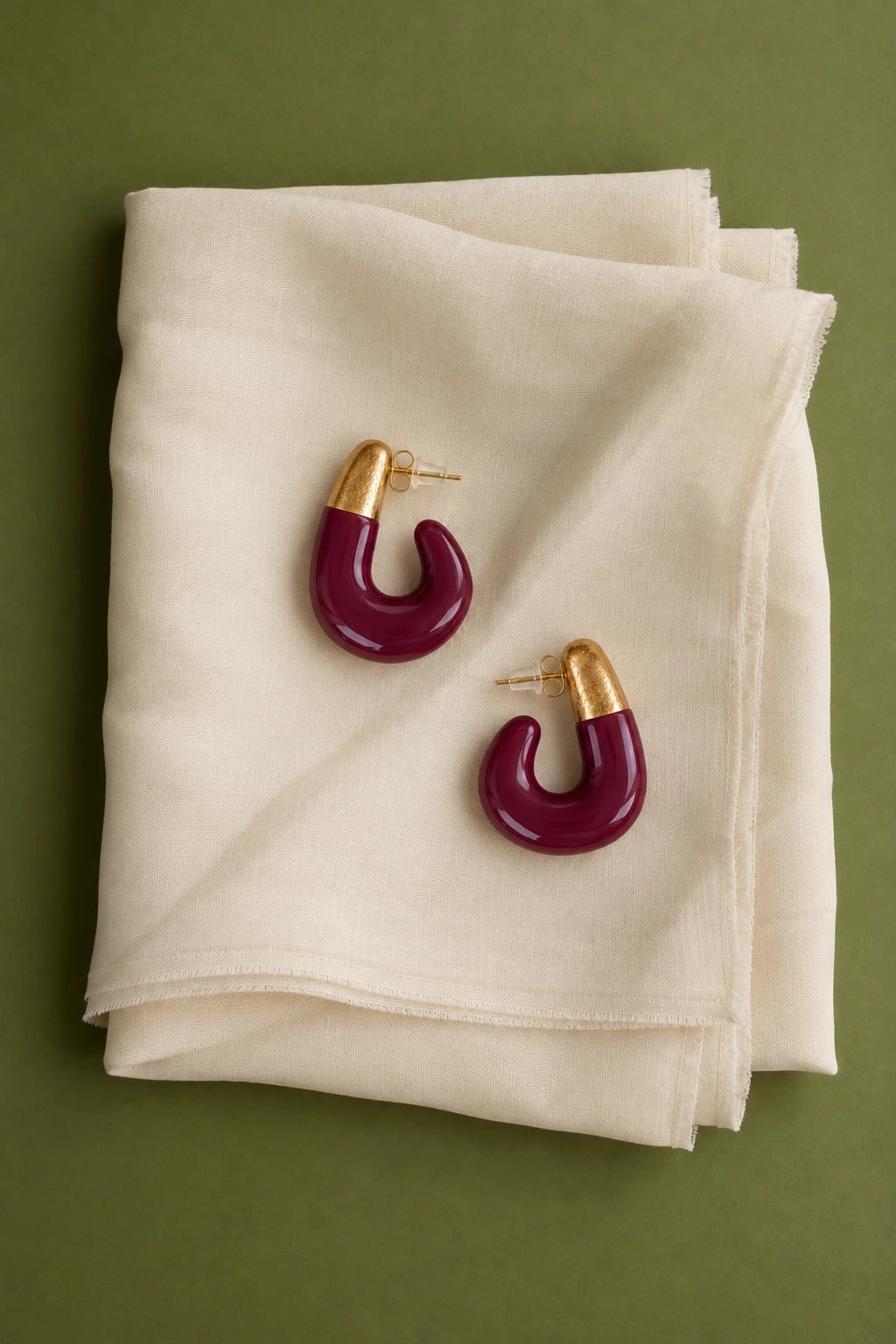 Orecchini bordeaux su tessuto crema